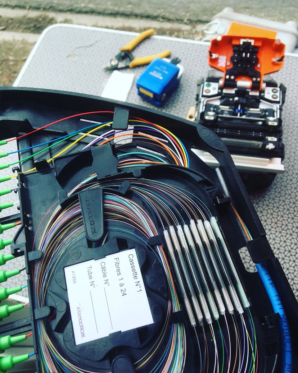 La fibre optique dans toutes ses couleurs #FibreOptique #groupedecima #vitalequipement nous continuons de recruter dans ce domaine, alors contactez nous 🙂
