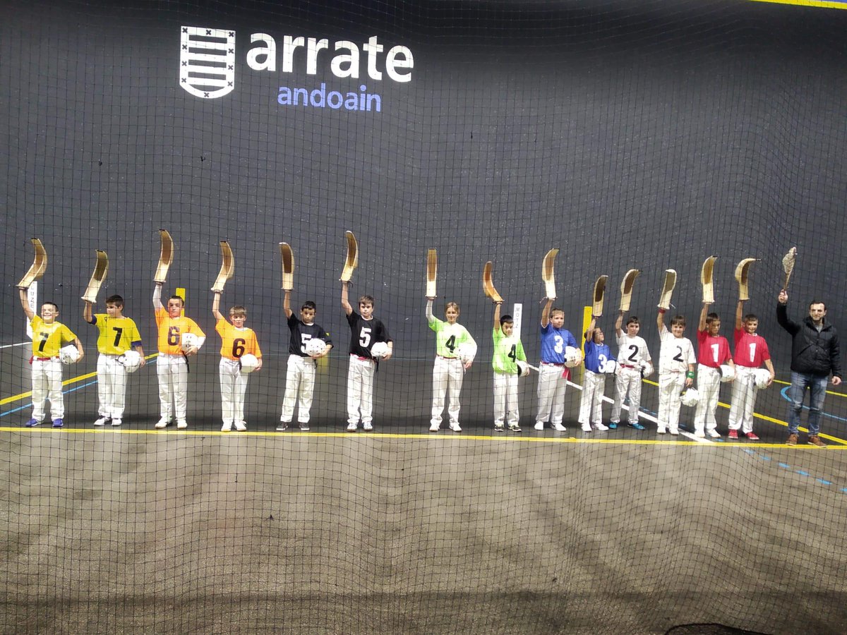 Larunbat arratsaldean, Arraten, zesta puntako udazkeneko txapelketako kinielak jokatu ziren, alebin eta infantil A mailan.

Gaztelekutik Julen Sukunza, Uxu Gonzalez eta Hodei Zuriarrainek hartu zuten parte Gipuzkoako beste pelotariekin batera.

#xistera #euskalpilota #pelotavasca