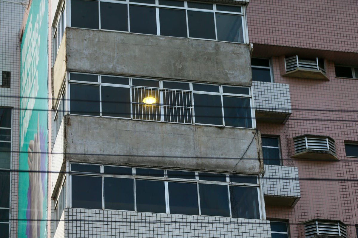 bombeirosce's tweet photo. Parte de fachada de edifício desaba e provoca buraco na estrutura de prédio; local foi interditado https://t.co/AVsaLXw9Aq https://t.co/ix5ufdEAnP