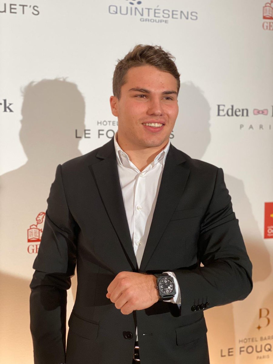 midi_olympique's tweet photo. #OscarsMidol | Autre récompense pour @Dupont9A. Il reçoit une montre #bellrosswatches @BellRossWatches #watchpartner #BR0392 https://t.co/aw1bZdCSqY