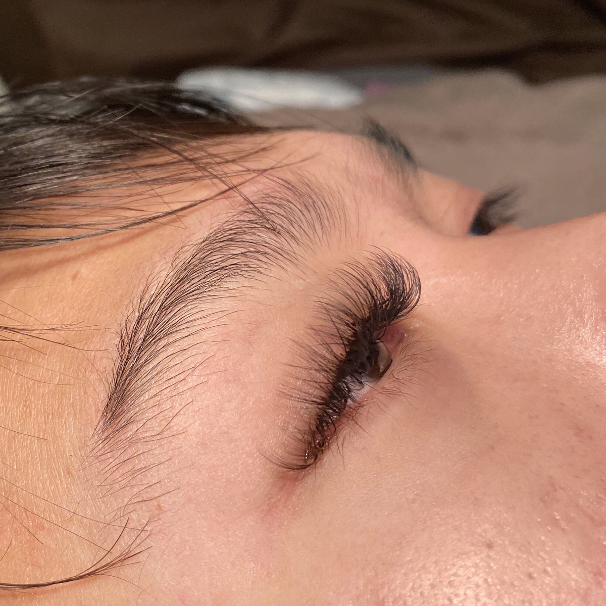 k4tlynl3's tweet photo. I  took a class to learn lash extensions recently, and felt so discouraged bc I couldn’t find anyone to practice on but look who volunteered and patiently slept through the whole thing 🥺 💓 here’s my first soft volume look https://t.co/LQV8L4kECz