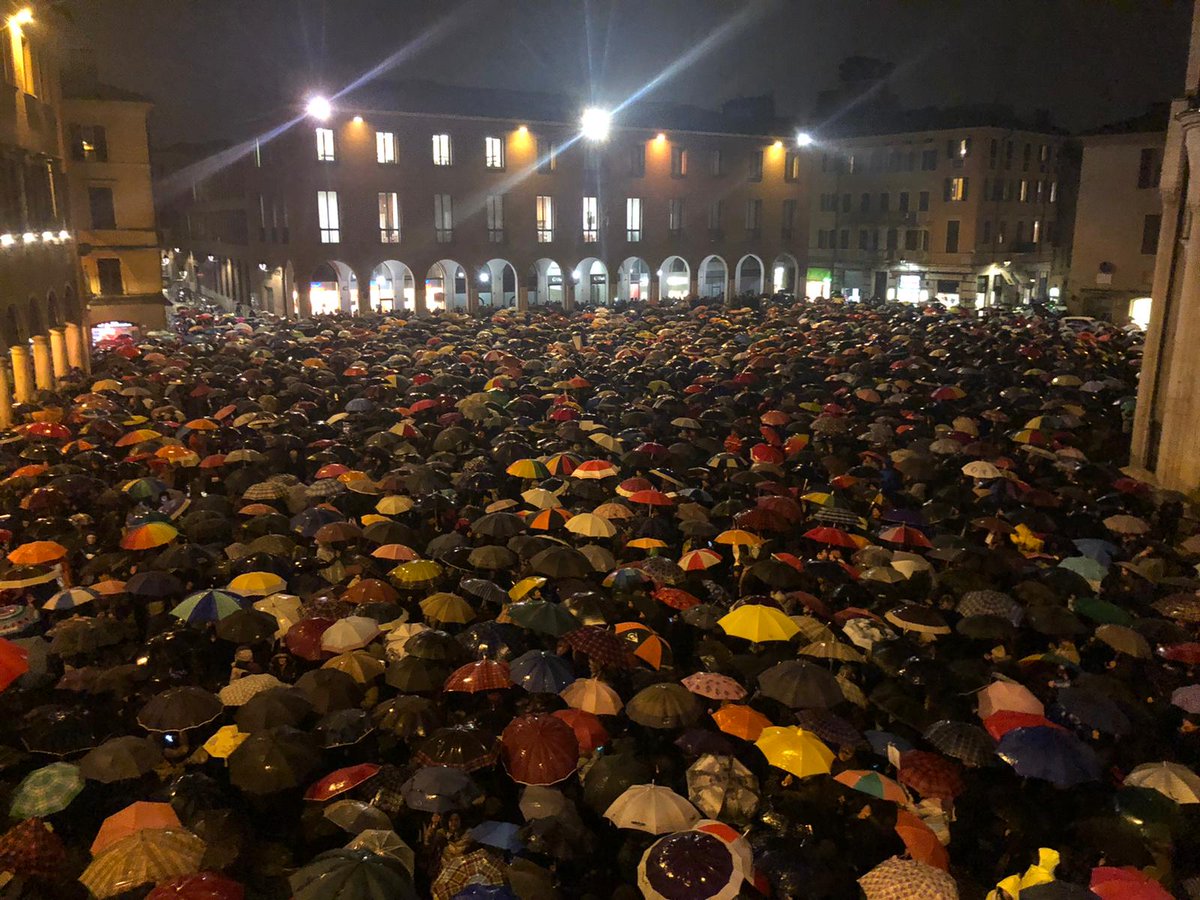 ERCGIL's tweet photo. #6000sardine #Bologna chiama #Modena risponde! E che risposta! Una Piazza Grande straordinaria per dire a chi fomenta odio che non solo #Modenanonsilega ma tutta l'#EmiliaRomagna è sintonizzata con le sardine.
Si #siamotuttisardine https://t.co/Vtd7qdMgFm