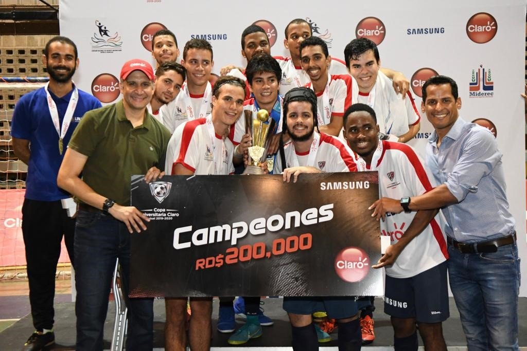 UNAPEC's tweet photo. Nuestro equipo masculino se coronó campeón del Torneo Nacional de Fútbol Sala Universitario al vencer 7-2 a la PUCMM en la final de esta contienda.

¡Celebramos con ellos el triunfo y les agradecemos por elevar siempre nuestro #OrgulloUNAPEC! https://t.co/pyMjMzTf9F