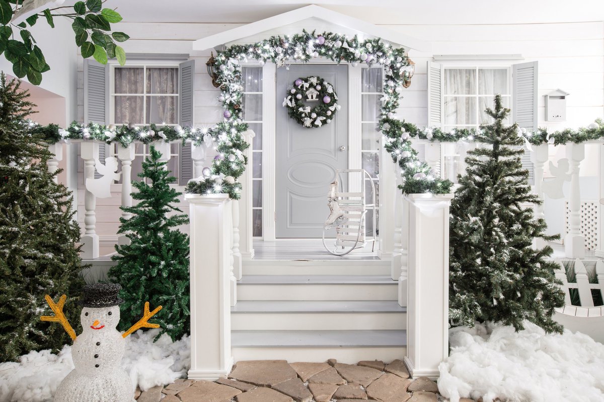 Looking for some last minute ideas to decorate your porch for the holidays? Check out these suggestions from The Spruce!
bit.ly/358WSYs