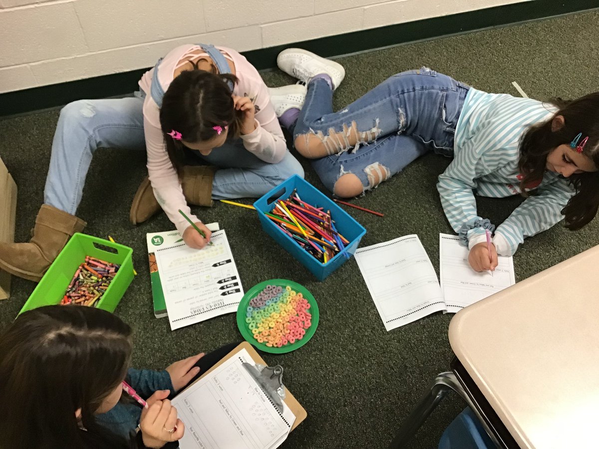 CBMerson's tweet photo. We used froot loops today to reinforce writing ratios comparing two amounts.  My students had the most fun organizing them by colors.  🌈 https://t.co/9l5zmXda0c