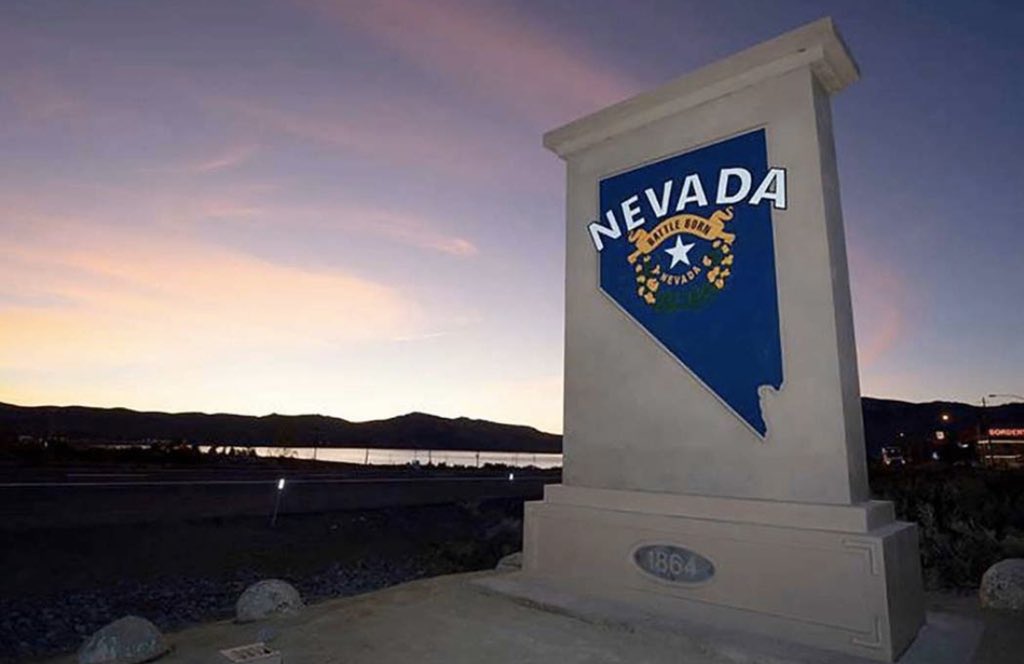 Mick Akers On Twitter New Welcome To Nevada Sign Being Installed At Arizona Border Https T Co Xxp6z55zmc Vegas Vegastraffic Nvroads
