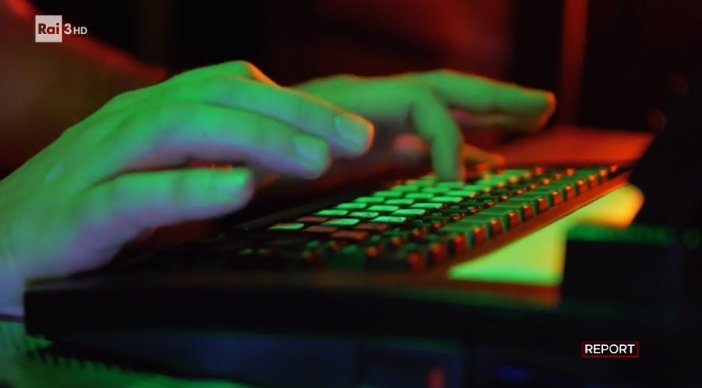 reportrai3's tweet image. La milanese #HackingTeam era altamente specializzata in software spia tanto che il suo “Galileo” è stato per anni il  migliore al mondo. Ma nel luglio 2015 è crollata sotto l’attacco di Phineas Fisher, un hacker che intendeva denunciare che cosa faceva veramente.
 #Report