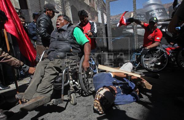 Jimena_CCH's tweet image. Para los que tienen Amnesia,2016 durante el Gobierno de Evo Morales #gasificacióndiscapacitados
Que les parece esto a aquellos Pseudo - Socialistas que apoyan a Evo Morales? 
#EvoesFraude Es fraude desde llamarse Socialista, hasta decir que le dieron un golpe de estado!