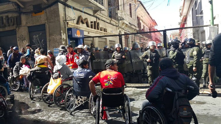 Jimena_CCH's tweet image. Para los que tienen Amnesia,2016 durante el Gobierno de Evo Morales #gasificacióndiscapacitados
Que les parece esto a aquellos Pseudo - Socialistas que apoyan a Evo Morales? 
#EvoesFraude Es fraude desde llamarse Socialista, hasta decir que le dieron un golpe de estado!