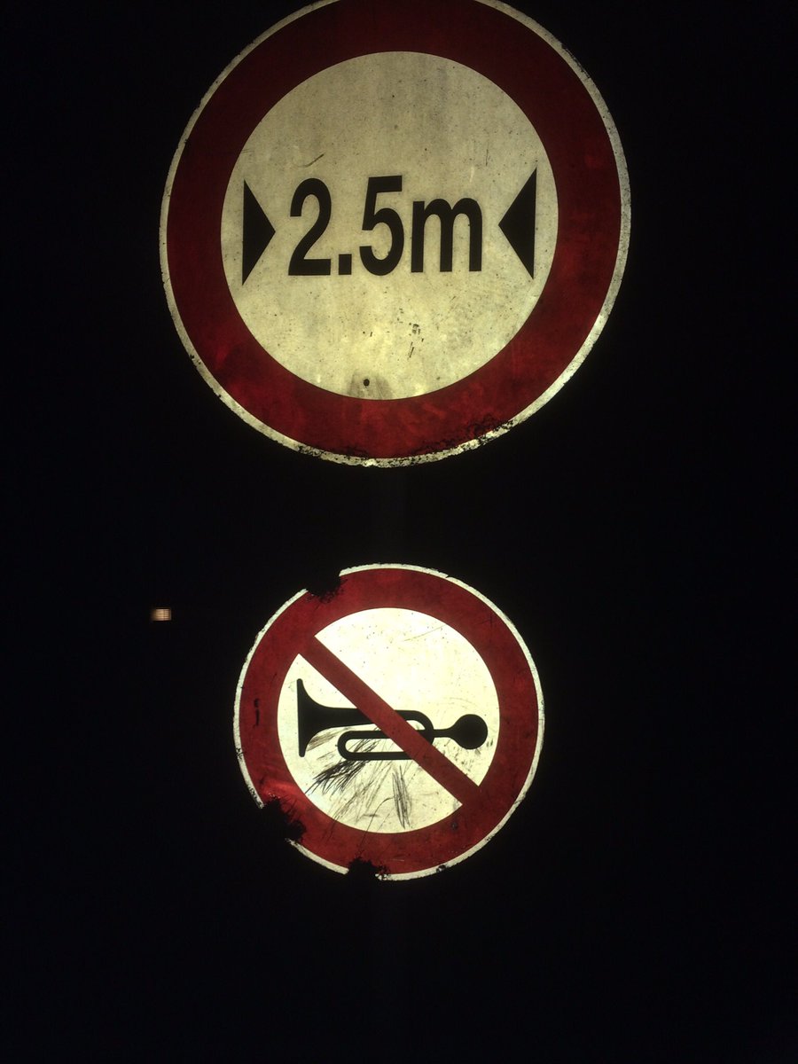 kimrudpetersen's tweet photo. NÅ skjønner jeg mer av dette veiskiltet som står i Medina på Malta!! #runetribune #mltnor #2fotball @jespermathisen https://t.co/u8WWYuZzDI