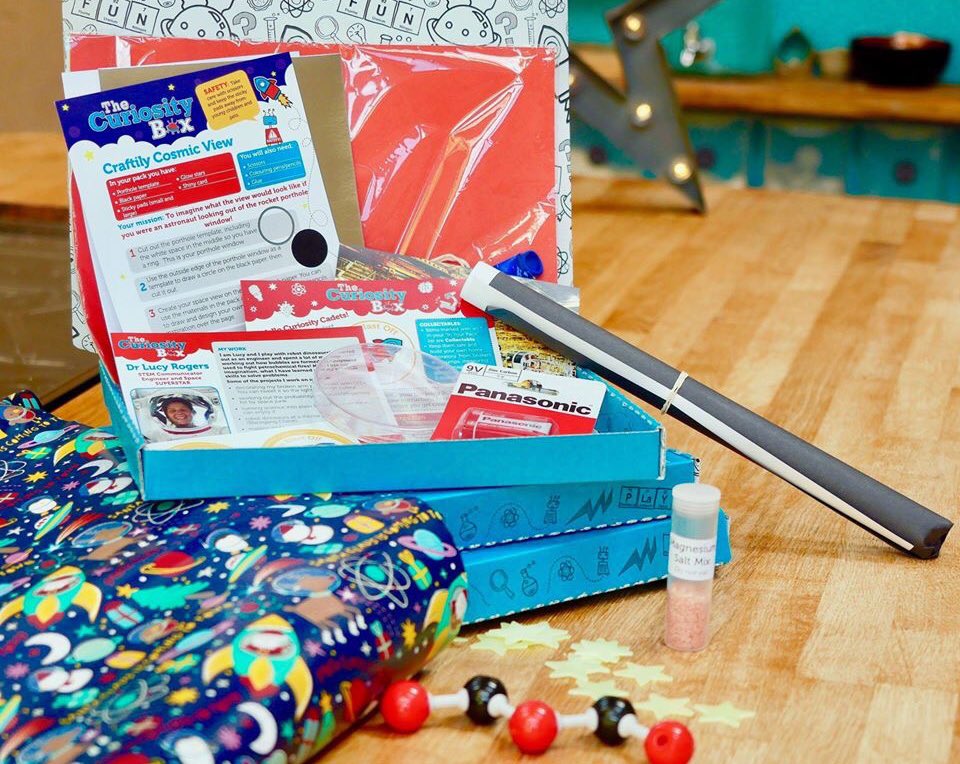 TheCuriosityBox's tweet photo. 🚀 Funky Physics - design your very own landing gear and create a cosmic view from space, learn how a cipher wheel works and use Morse code to pass on top secret messages in the dark (great for winter evenings!), experiment with electrolysis and learn about atoms. #physicsforkids https://t.co/JVdQ4WHdGB