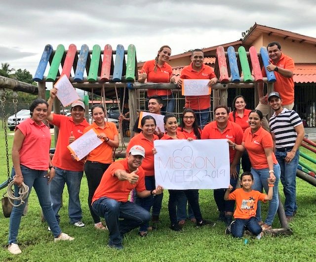 RocioL_masmovil's tweet photo. Hoy iniciamos la Semana de la Misión con diferentes acciones de voluntariado en varios puntos del país. Para @MasMovilPanama ser amables no es una opción, cuando nuestras comunidades nos necesitan. Es por eso que siempre queremos compartir Más. #MissionWeek2019 https://t.co/5OhZV7njt4