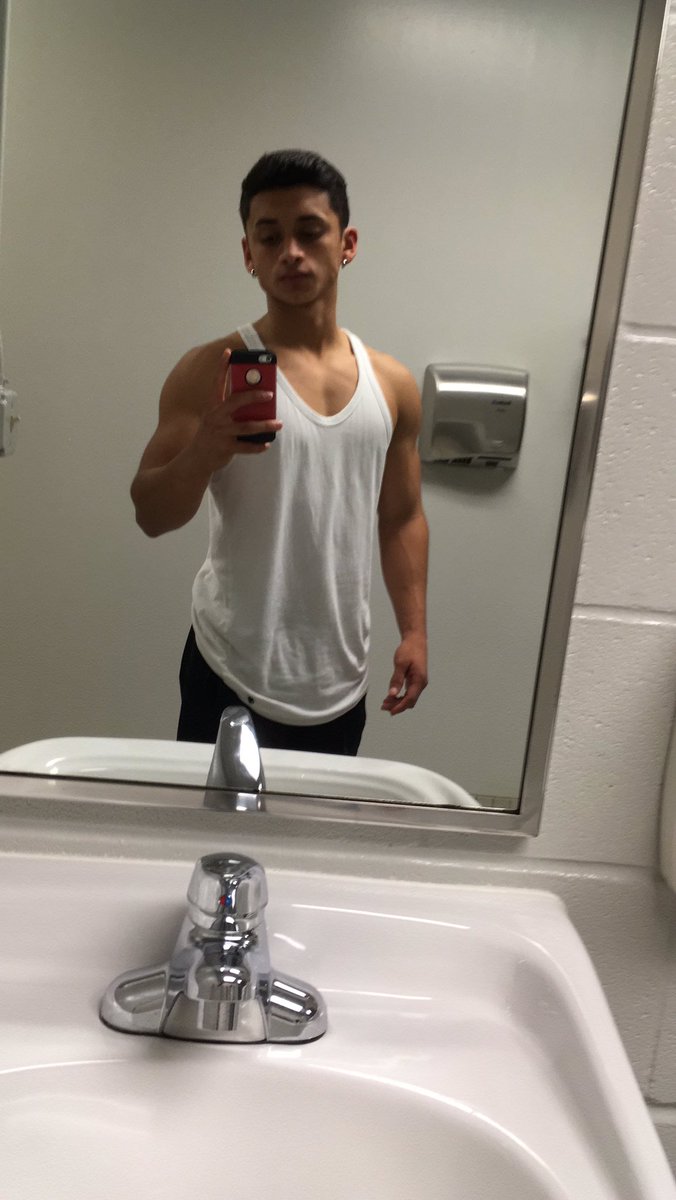 Mosso40's tweet photo. Need an update with a new phone 🥵 I still got this iPod 🥶 https://t.co/SOGfSrdSRB