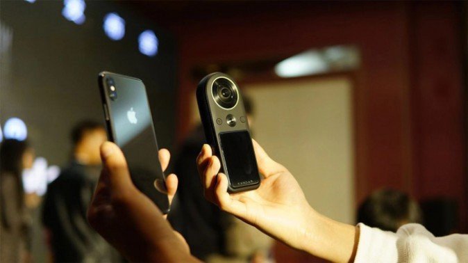 世界最小サイズで8K撮影可能 360度VRカメラ「QooCam 8K」 - Mogura VR News moguravr.com/qoocam-8k-2/