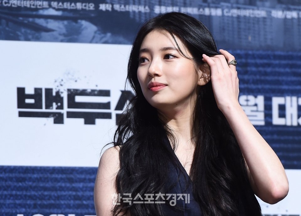 BAEKKOTMAEUL's tweet photo. [PIC] 191119 백두산 제작발표회 기사사진

#배수지 #수지 #SUZY #백두산 #BAEKDUSAN #최지영 https://t.co/PZNhgveCBV
