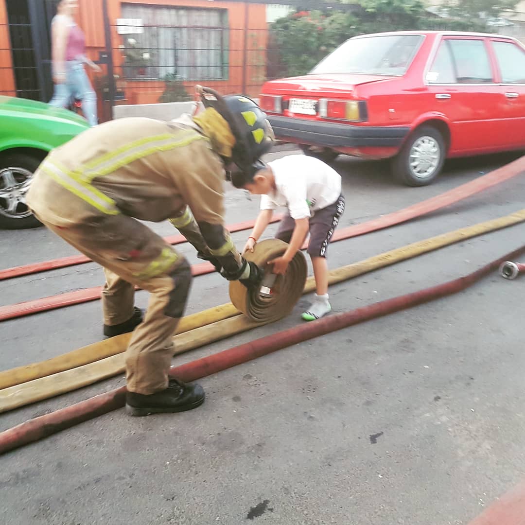 bombaamericana's tweet photo. Hoy trabajamos en el lamentable #incendio de Rodelillo, mucho agotamiento físico, sin embargo gestos como los del niño nos dan la energía necesaria para continuar. 
Para ayudar sólo se necesita un corazón grande y buena voluntad. @cbv1851 #Bomberos @EmbajadaEEUUcl https://t.co/Zmhra28nM7