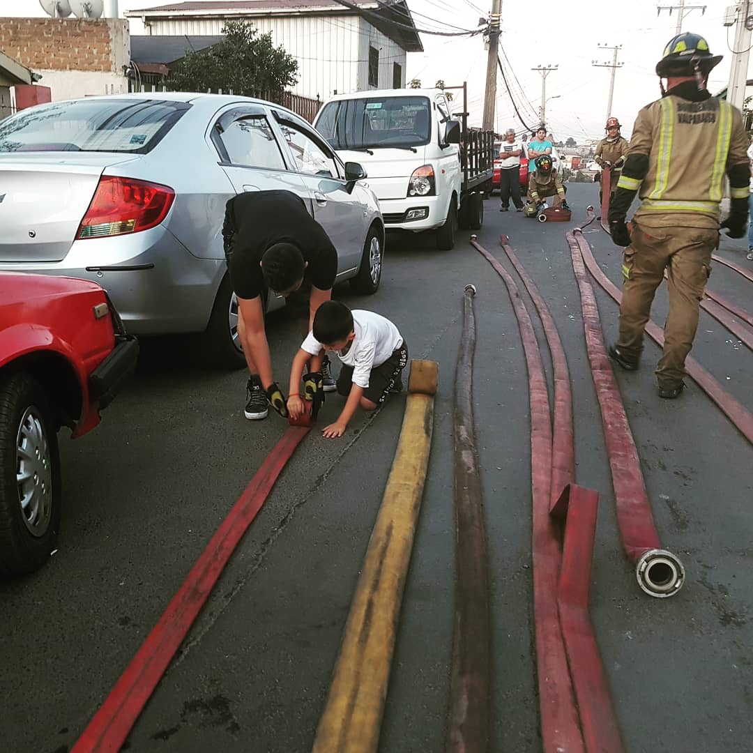 bombaamericana's tweet photo. Hoy trabajamos en el lamentable #incendio de Rodelillo, mucho agotamiento físico, sin embargo gestos como los del niño nos dan la energía necesaria para continuar. 
Para ayudar sólo se necesita un corazón grande y buena voluntad. @cbv1851 #Bomberos @EmbajadaEEUUcl https://t.co/Zmhra28nM7