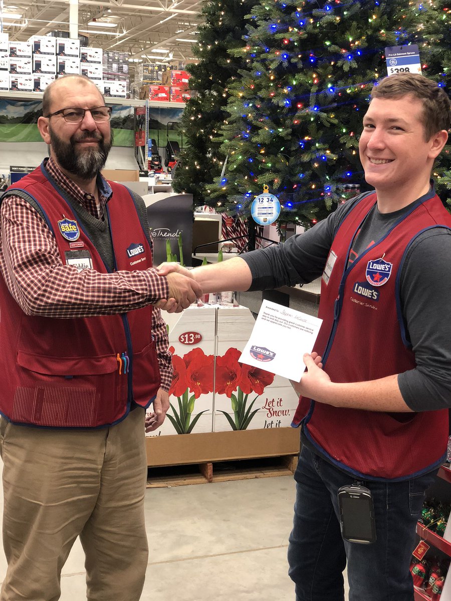charlesatlowes's tweet photo. ASM @EdvardP2458 presenting Head Cashier Stephen with a SMART Customer Service Award tonight at closing time! Way to go Stephen! #customerservice @thomas2458lowes @BenitoKomadina  #region1 https://t.co/SdCpH4U20x