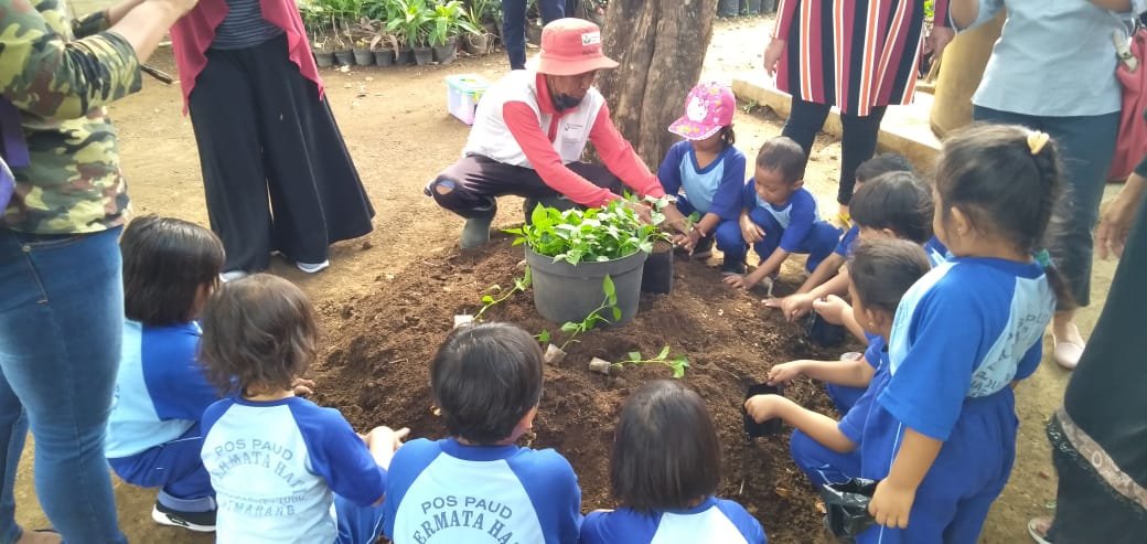 dispertan_smg's tweet photo. Pengenalan lingkungan hidup kepada paud Permata Hati di Kebun Tambangan UPTD Dinas Pertanian Kota Semarang. Mulai dari pengenalan tan sayur, menanam padi, memerah susu.
#pertanian #dispertan #pemkotsemarang #kotasemarang #organik #peternakan https://t.co/2X3hScd92m