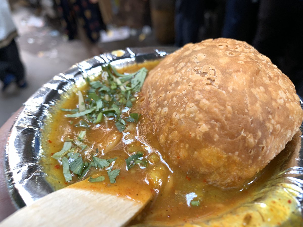 rajesh_tara's tweet photo. This #KachoriSubzi I had at Jung Bahadur Kachori Wala in #ChandniChowk is quite good. The deep fried, crispy and flavourful #Kachori had almost no oil visible (piece of art). The #AlooSubzi was spicy and tangy. 

#MagicOfFlavours #StreetFood ##PuraniDilli #Dilli6 #Delhi6 https://t.co/skP5thG7ow