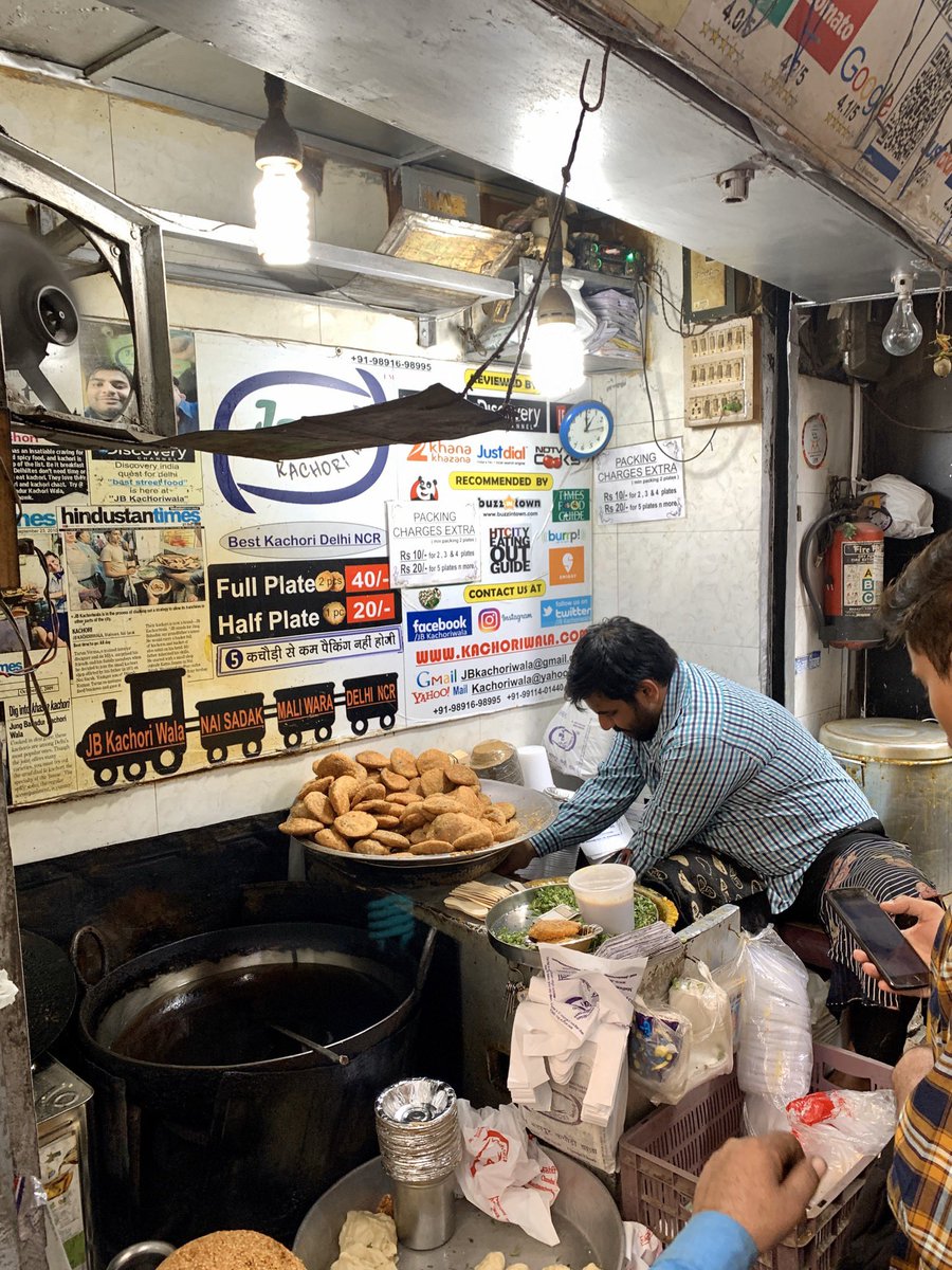 rajesh_tara's tweet photo. This #KachoriSubzi I had at Jung Bahadur Kachori Wala in #ChandniChowk is quite good. The deep fried, crispy and flavourful #Kachori had almost no oil visible (piece of art). The #AlooSubzi was spicy and tangy. 

#MagicOfFlavours #StreetFood ##PuraniDilli #Dilli6 #Delhi6 https://t.co/skP5thG7ow
