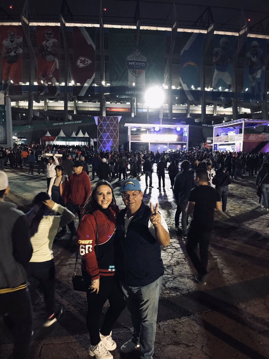 diana_ca2's tweet photo. #nflmexico #NFLMX #NFL100 🏈🏉father vs daughter https://t.co/K8WCPuPQ2P