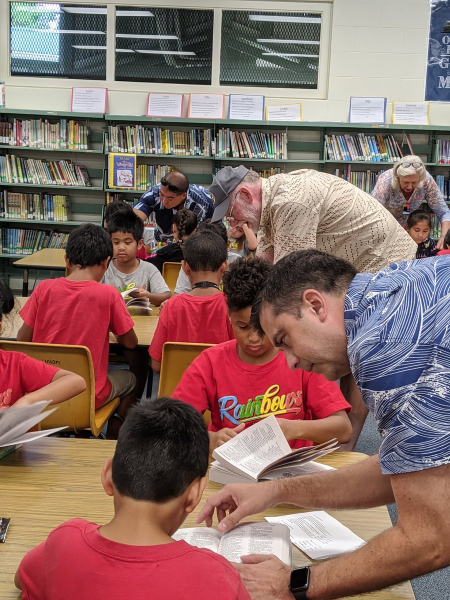 NoheaMs's tweet photo. Today @HiloUnionGrade3 was gifted Dictionaries from the Rotary Club of Hilo Bay!! Learning how to use the books #tableofcontents #longestenglishword #pronunciation  #definitions https://t.co/qFRMEQlJRo