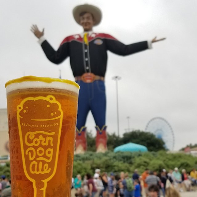 NTXBeerGeek's tweet photo. That's right, this is a #CornDogAle with a mustard rim by @RevolverBrewing! Kegs are popping up around town so get some crazy #craftbeer right now!

#MRTS4450 https://t.co/z7sspz0qBt