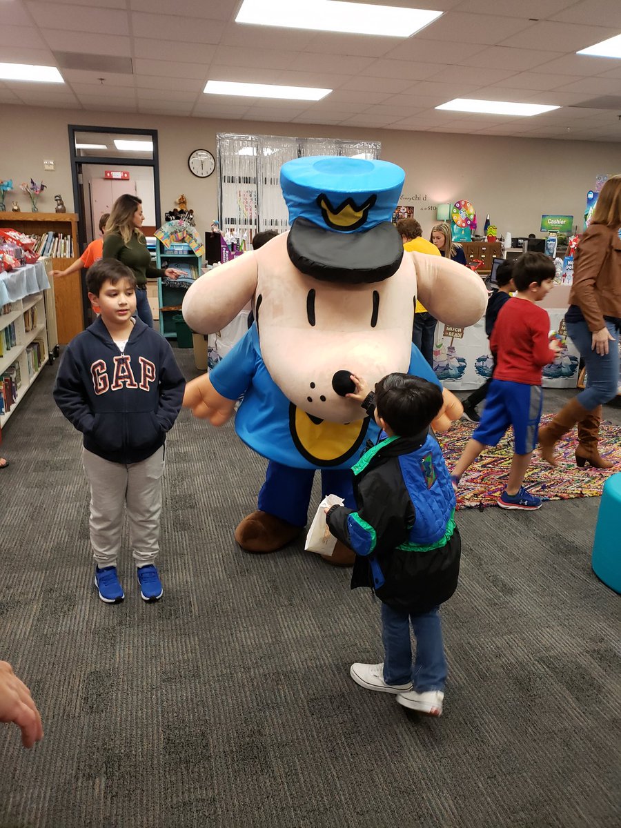 MrsYoungWHE's tweet photo. Great family night at the bookfair with #Dogman #proud2bewhe #thehumblelibrarian #humbleisd https://t.co/CsJmfucBPm