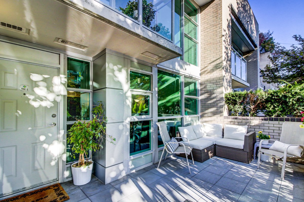 DaveHaboosheh's tweet photo. 2-level Live/Work zoned Townhome in Lower Lonsdale! 1100+sqft 2-bedroom, with 2.5 baths. Listed $1,088,000 https://t.co/2aesblfweT