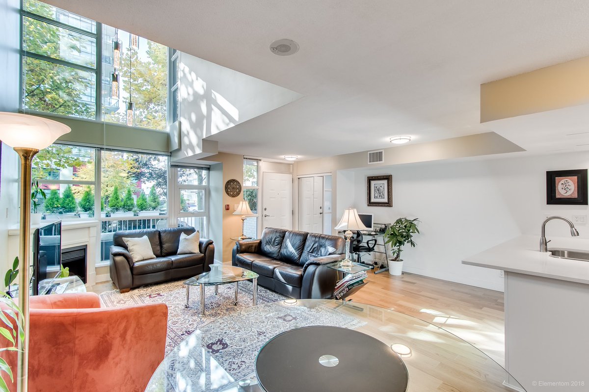 DaveHaboosheh's tweet photo. 2-level Live/Work zoned Townhome in Lower Lonsdale! 1100+sqft 2-bedroom, with 2.5 baths. Listed $1,088,000 https://t.co/2aesblfweT