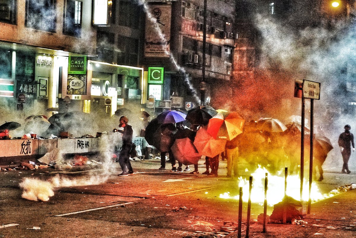 TravelFoto's tweet photo. #香港 #數萬人 #上街 #救理大 #彌敦 #佐敦道 成 #戰場  
#TensOfThousands #HitStreets #Save #PolyU - #Nathan &amp; #JordanRoad #Turned #WarZones #HongKong
https://t.co/VaVfbfRlmv
#香港加油 #反送中
#FreeHongKong
#NoChinaExtradition #StandWithHongKong
#AntiELAB
@hu_jia @HongKongFP @oiwan https://t.co/9pNo4jltPd