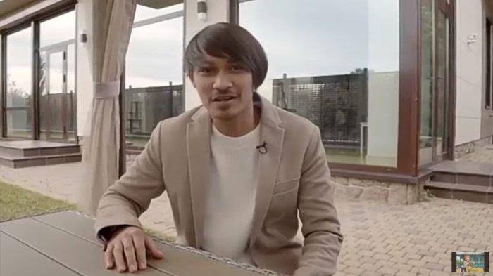 Strategi_Bisnis's tweet photo. Wajah orang ini viral di iklan Youtube. Ternyata promosi forex trading platform. 

Reminder : forex trading adalah kegiatan yg very dangerous. Modal 50 juta anda bisa lenyap hanya dlm hitungan hari. Sdh banyak korbannya. 

Forex trading jg mirip casino economy. Un-barokah. https://t.co/in2mBU4zk0