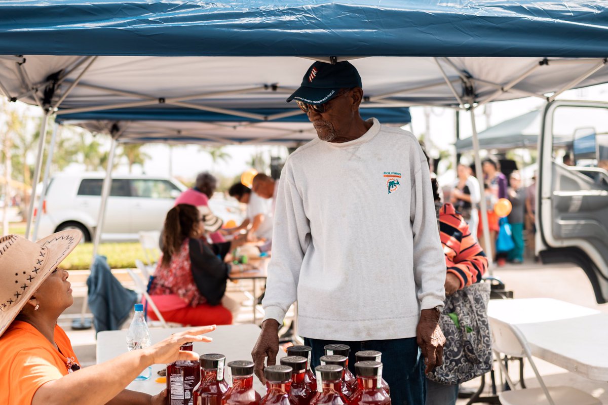 elreyjesusmiami's tweet photo. ¡Estaremos regalando pavos este sábado en #Fallfest2019! Daremos 1,000 comidas de acción de gracias durante nuestro evento comunitario. No podemos esperar para pasar un buen rato con todos ustedes en Care Miami Fall Fest. https://t.co/ADkN0ouUKu