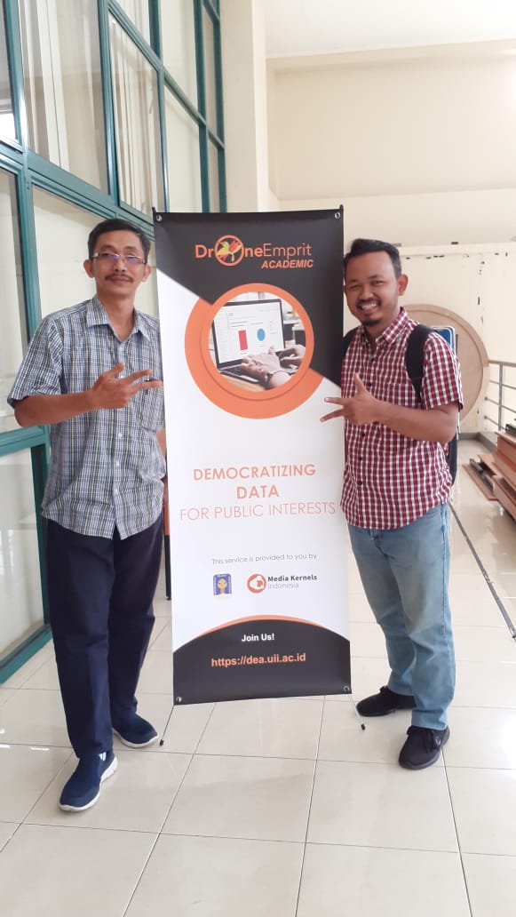 nurudinwriter's tweet photo. Kapannya ya foto sama bos Drone Emprit mas @ismailfahmi? π #mediakernels #droneemprit #droneempritacademic https://t.co/Y9kklLtL4L