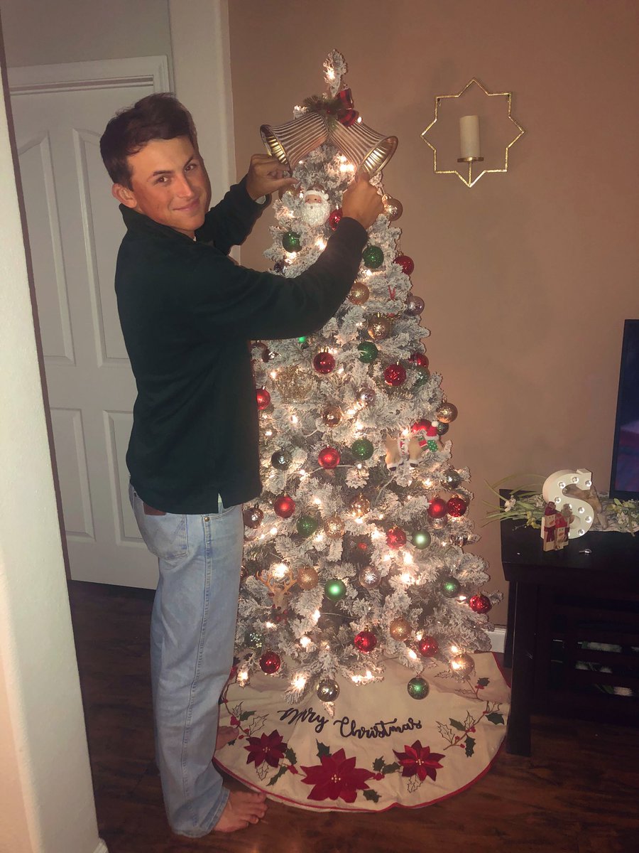 emmamorgan15's tweet image. The first Gaertner Christmas tree is here &amp;amp; truly the happiest thing ever!🎄🎅🏼 #OurfirstChristmas
