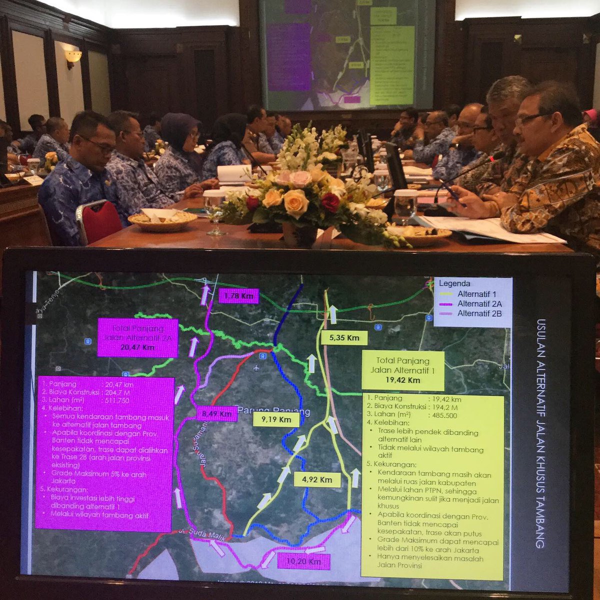 ridwankamil's tweet photo. JALAN KHUSUS TAMBANG DI PARUNG PANJANG kajian survei alternatifnya sudah selesai.  Di rapat ini diputuskan jalur Barat yang dipilih. Lebih memutar, lebih mahal, namun potensi dinamika sosial lebih sedikit. Selanjutnya persiapan perencanaan dan pembebasan lahannya. 
Doakan lancar. https://t.co/oBIB3GWAJp