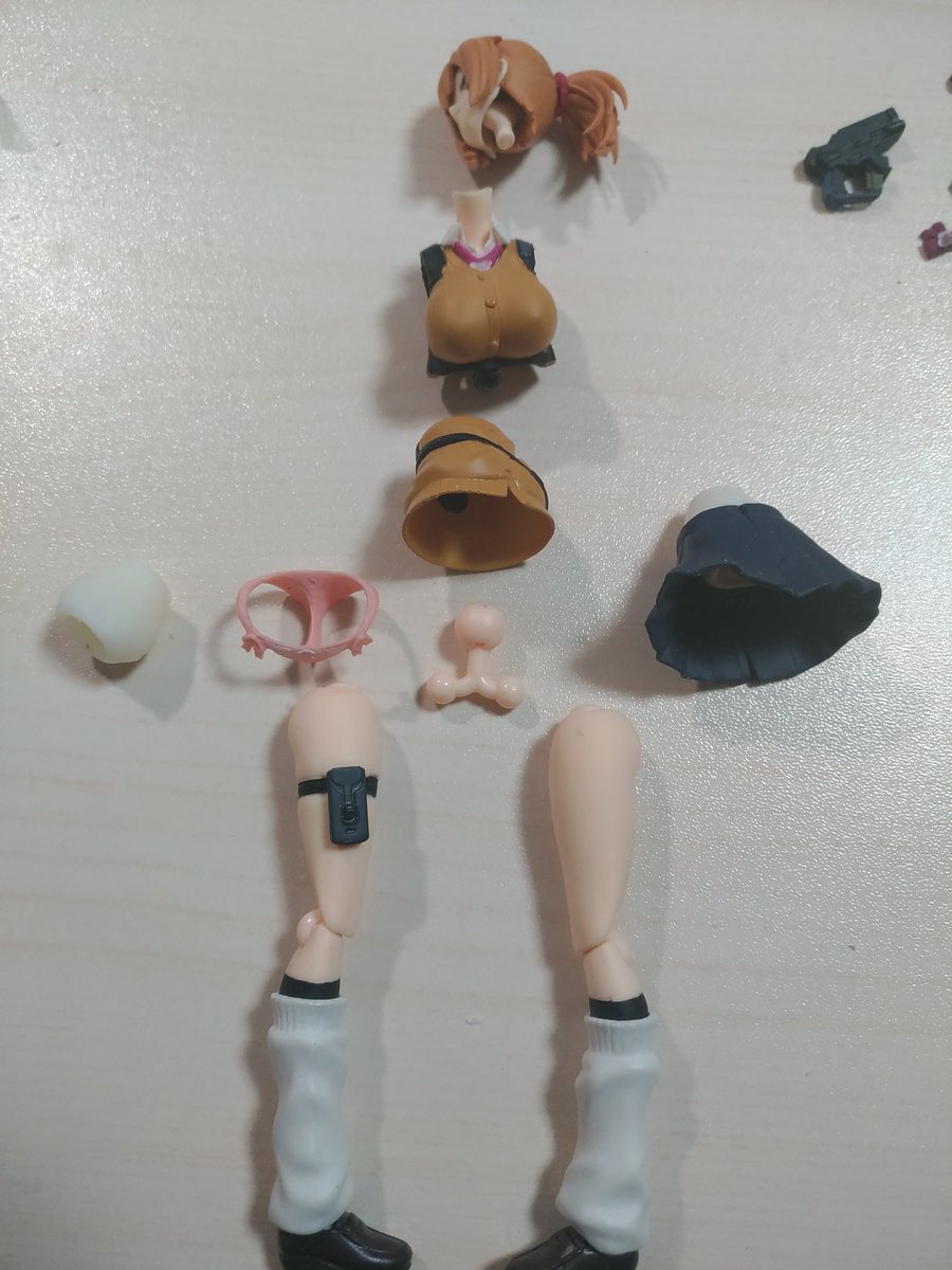 ট ইট র 七味ジャスティス Booth各商品販売中 初めてfigmaと可動フィギュアを分解する方もおりますので 僭越ながら僕のやり方を紹介します Figmaなどの可動フィギュアを分解する時 お湯が一番オススメします 何時も70度 90度でやっています 接着剤くついてるの