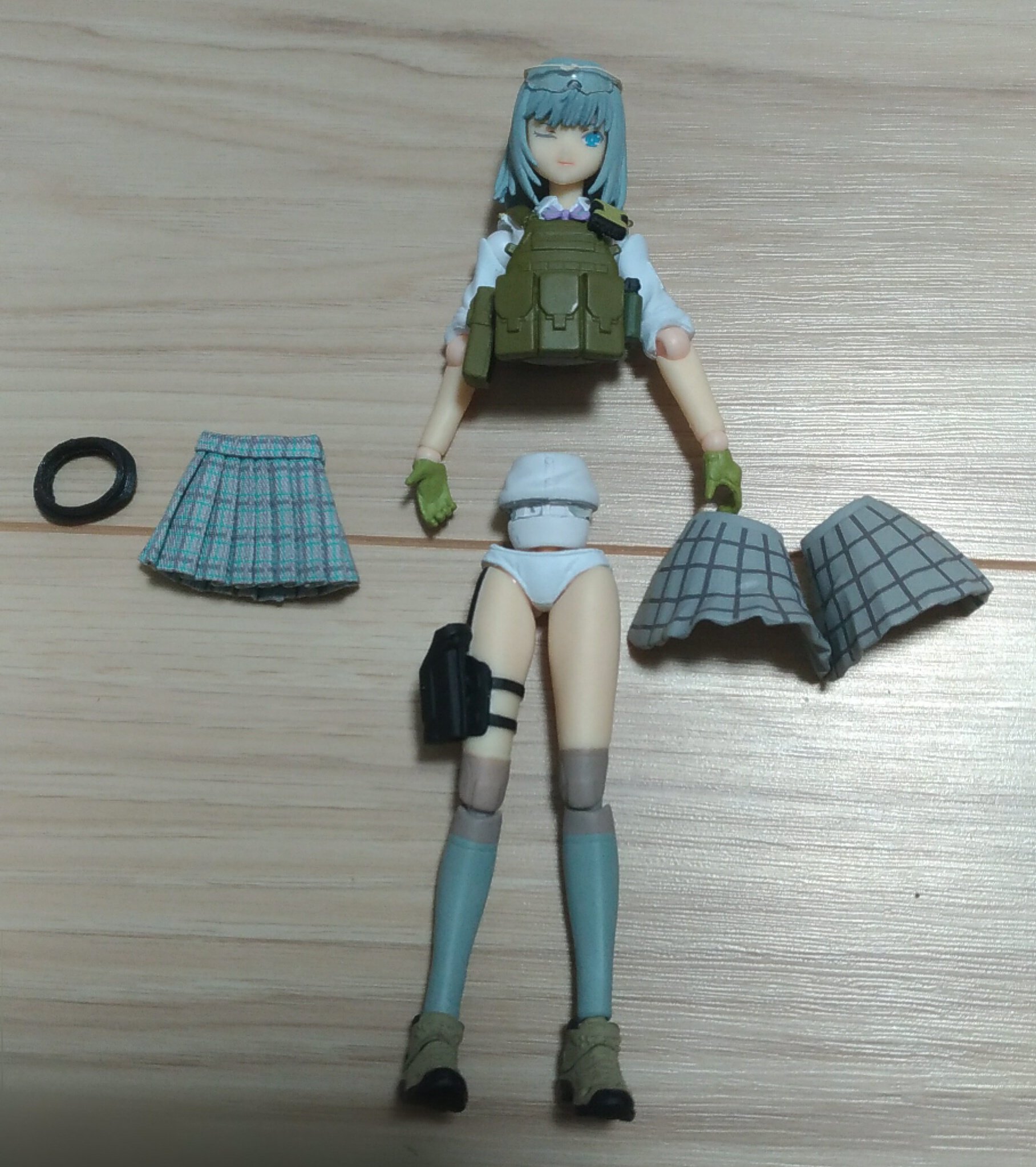七味ジャスティス Akg21卓番5階a 33 34 初めてfigmaと可動フィギュアを分解する方もおりますので 僭越ながら僕のやり方を紹介します Figmaなどの可動フィギュアを分解する時 お湯が一番オススメします 何時も70度 90度でやっています 接着剤くついてるの