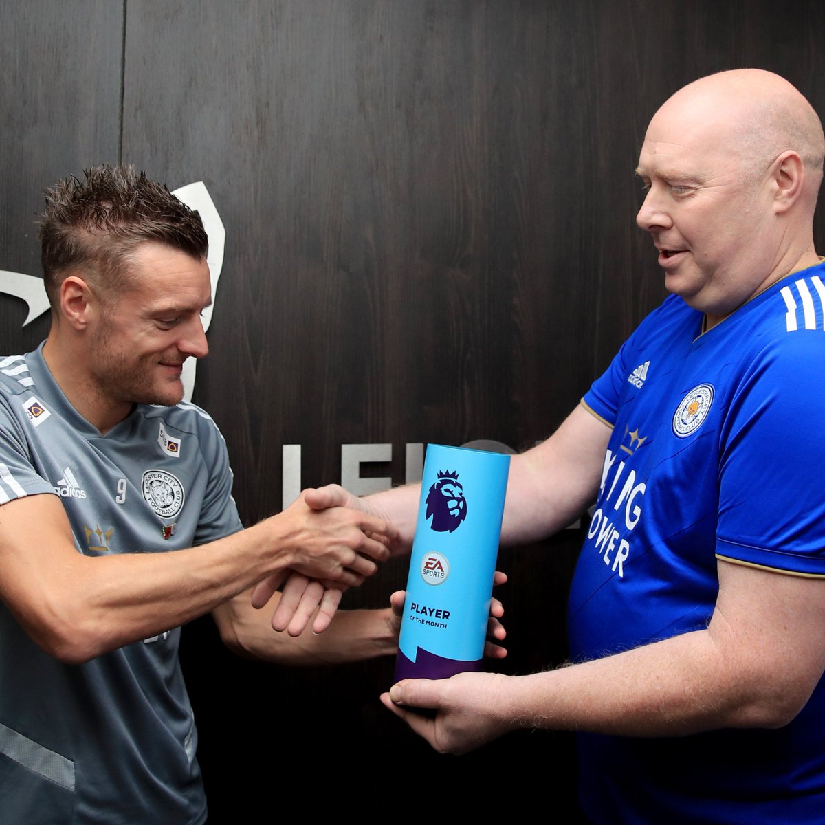 Por cuarta vez en su carrera, Jamie Vardy fue reconocido como el MVP del mes en la Premier League. ¿Qué otros futbolistas se han llevado este premio 4 veces? Leyendas como Dennis Bergkamp, Cristiano Ronadlo, Thierry Henry, Frank Lampard, Paul Scholes y Alan Shearer. CASI NADA.