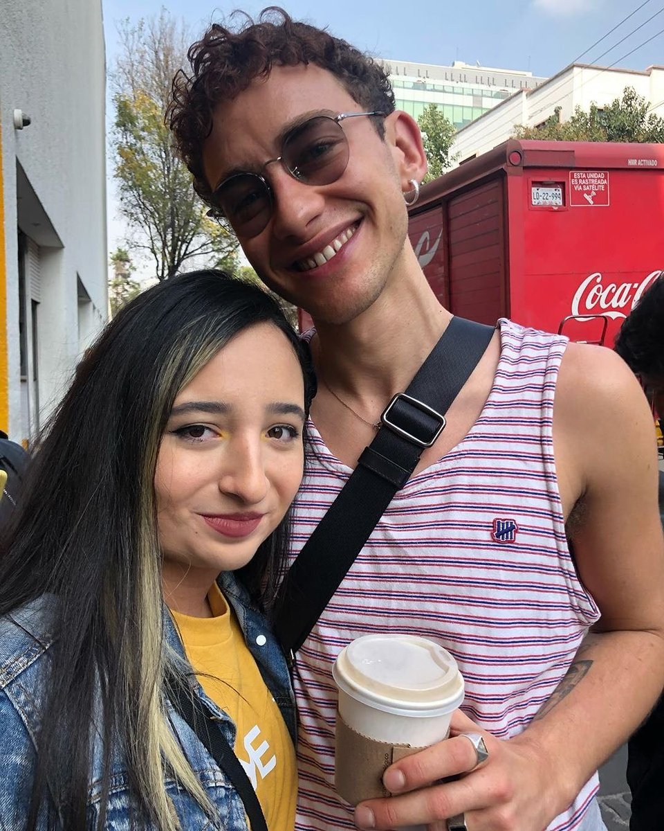 latinoyears's tweet photo. ¡Olly junto a afortunados fans que lo conocieron en México! Los chicos ya van de regreso a casa y el próximo mes es el último concierto de la era Palo Santo. 😍💖🔥🇲🇽 @yearsandyears @alexander_olly https://t.co/YA1o7SK3FR