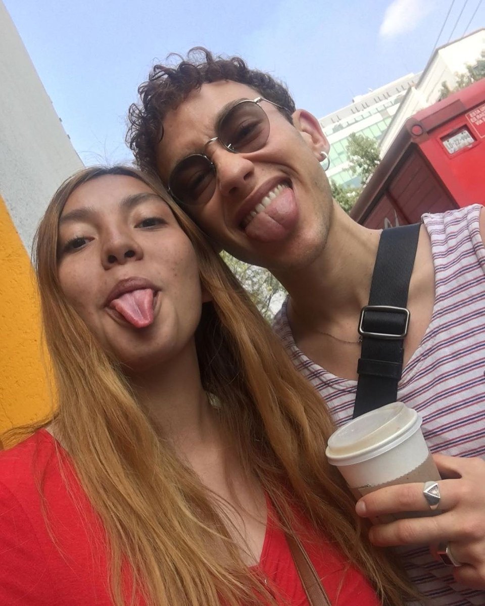 latinoyears's tweet photo. ¡Olly junto a afortunados fans que lo conocieron en México! Los chicos ya van de regreso a casa y el próximo mes es el último concierto de la era Palo Santo. 😍💖🔥🇲🇽 @yearsandyears @alexander_olly https://t.co/YA1o7SK3FR