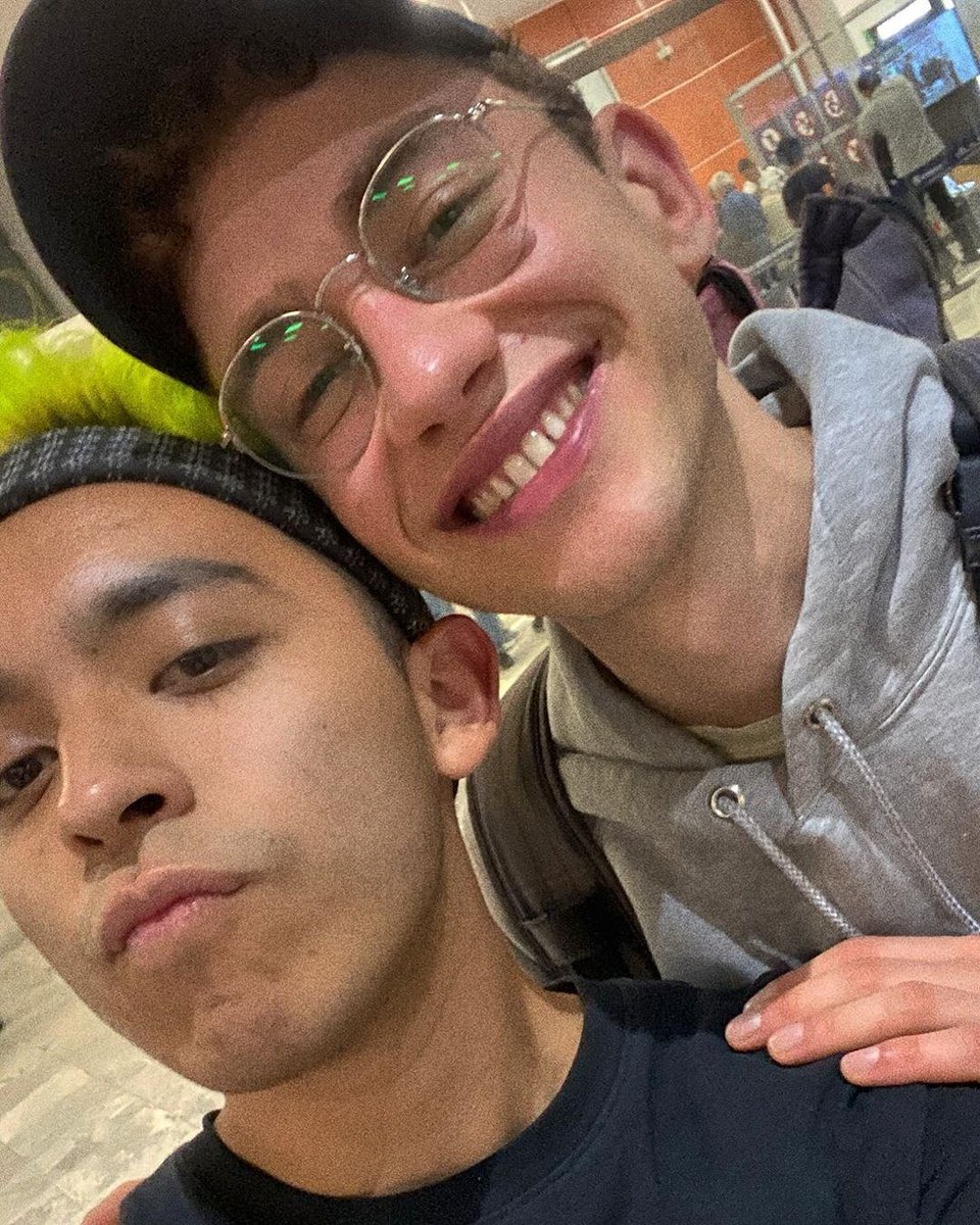 latinoyears's tweet photo. ¡Olly junto a afortunados fans que lo conocieron en México! Los chicos ya van de regreso a casa y el próximo mes es el último concierto de la era Palo Santo. 😍💖🔥🇲🇽 @yearsandyears @alexander_olly https://t.co/YA1o7SK3FR