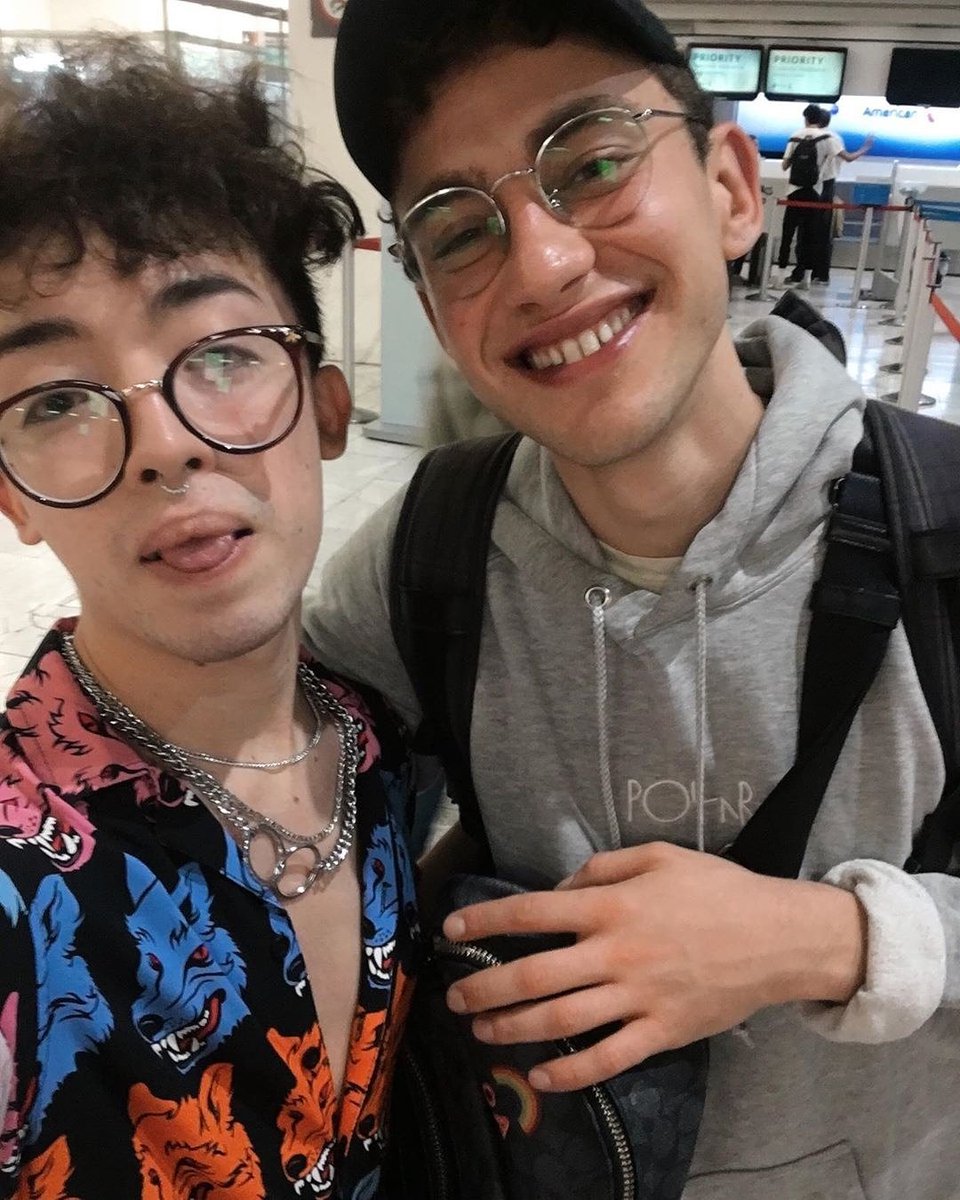 latinoyears's tweet photo. ¡Olly junto a afortunados fans que lo conocieron en México! Los chicos ya van de regreso a casa y el próximo mes es el último concierto de la era Palo Santo. 😍💖🔥🇲🇽 @yearsandyears @alexander_olly https://t.co/YA1o7SK3FR