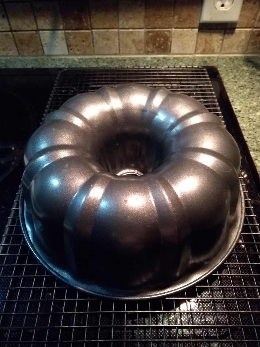 NancyCWalker's tweet image. That awkward moment when the cake won't come out of the pan. 

#MyLife #OnlyNancy #BakingFail