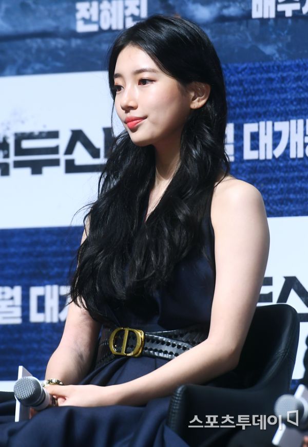 BAEKKOTMAEUL's tweet photo. [PIC] 191119 백두산 제작발표회 기사사진

#배수지 #수지 #SUZY #백두산 #BAEKDUSAN #최지영 https://t.co/ugIzHBOOS4