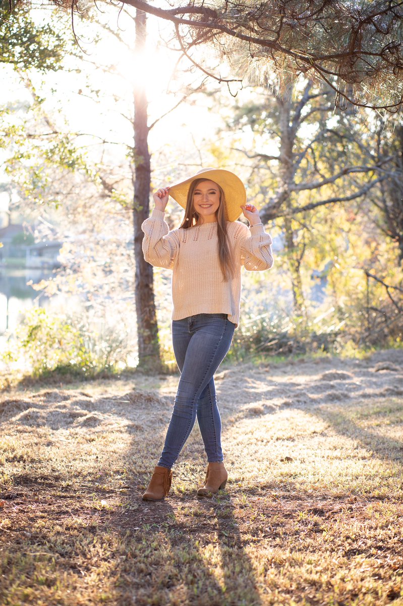 leoweeks_photo's tweet photo. We had a blast with Kristen this weekend for senior pictures! Kristen is a PNG senior rep for us this year. 

Book with us before the new year and get $50 off of your session.

#pngproud #pnghs #seniorrep #leoweeks #leoweeksphotographers https://t.co/14W9P1R52d