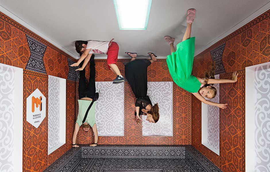 من الأشياء اللطيفة والممتعة باسطنبول وما يعرفا كتير م السياح 
متحف الوهم / museum of illusion 
المتحف موجود في تقسيم 
في كتير من الاشياء الجميلة والعاب الوهم. جميل جدا للتصوير يعني اذا بدك تروح خد معاك حد يصورك

سعر الدخول ٤٩ ليرة
الموقع:
maps.app.goo.gl/jRhUmcwB6X1i26…

#تركيا #اسطنبول
