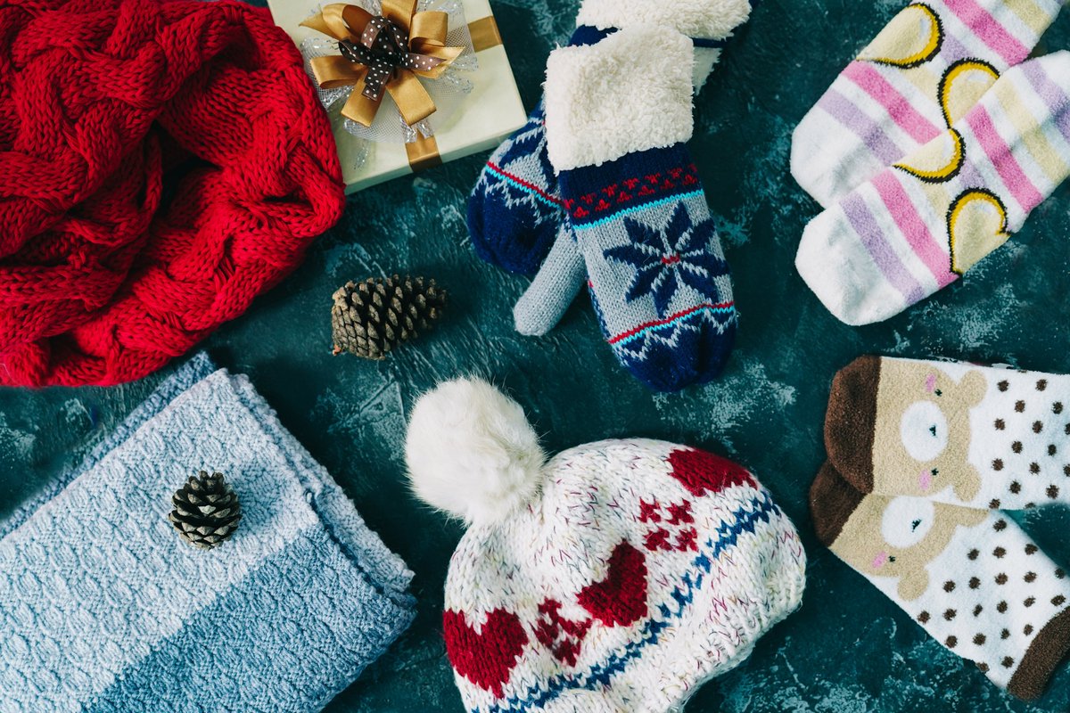 This holiday season, 𝙜𝙞𝙫𝙚 𝙘𝙤𝙢𝙛𝙤𝙧𝙩 &amp; 𝙧𝙚𝙘𝙚𝙞𝙫𝙚 𝙟𝙤𝙮. Donate warm clothing and in return get $5 to Harbour Centre's Food Court and shops. All donations will benefit The Kettle Society, a local Vancouver mental health charity. Drop off: Vancouver Lookout Desk