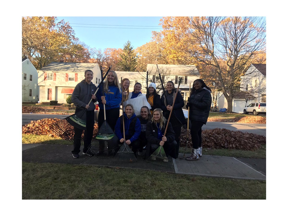 NDCsoftball's tweet photo. Giving back to the community by raking leaves for others 🍁🍂🍃#rakeitup #communityservice #MECgivesback https://t.co/QTdzl2CPMF